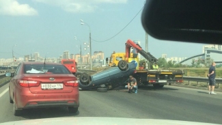 Перевернувшийся автомобиль преградил движение на мосту Миллениум в Казани