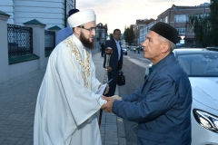 Новости Общество - Минниханов совершил праздничный намаз по случаю Ураза-байрам