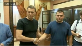 Навального освободили в зале суда