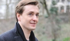 Сергей Безруков прочитает стихи во дворе Дома ветеранов на Дубравной