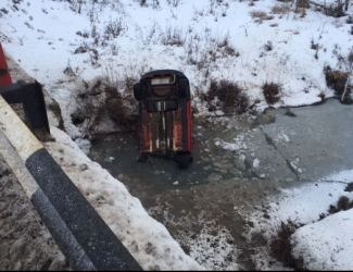 В Татарстане автоледи на иномарке слетела с моста
