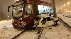 Новости  - Ночью в столице Татарстана автомобиль Datsun превратился в смятку после столкновения с трамваем