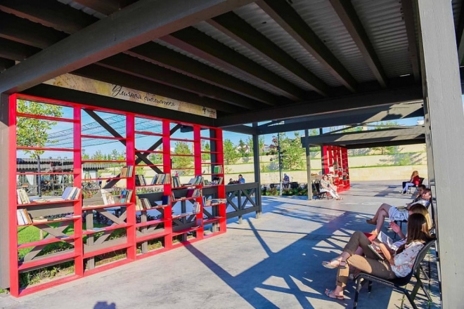 Жители Казани мешками крадут книги из уличной библиотеки Кремлевской набережной