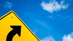 На участках Кировского района ограничат движение транспорта