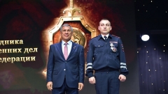 Минниханов наградил сотрудника ГИБДД 