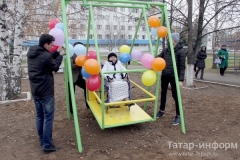 Новости  - На игровой площадке ДРКБ появились качели для детей-инвалидов