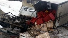 На трассе М-7 в кювет улетело грузовое авто с колбасой