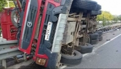 Новости Происшествия - В Казани на дороге города перевернулся самосвал