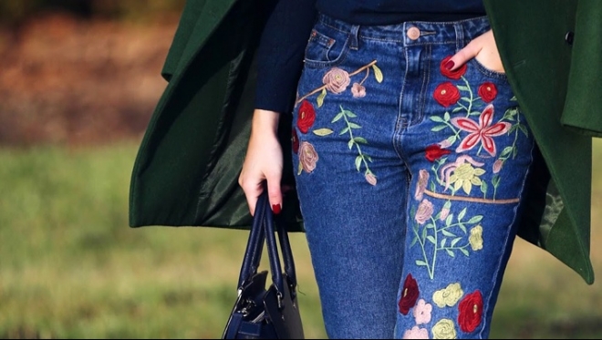 Как носить джинсы с вышивкой - тренд 2017 года