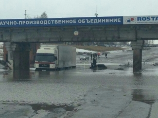 В Челнах под одним из мостов тонут машины