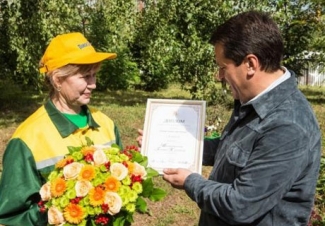 Лучшему дворнику Казани мэр вручил диплом и стиральную машину