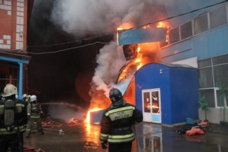 Пожар уничтожил здание Вьетнамского рынка в Казани