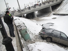 Новости  - Казань: «двенадцатая» вылетела через ограждение на канал Булака