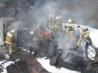 Жертвами пожара на плавучем кране в Казани стали два человека