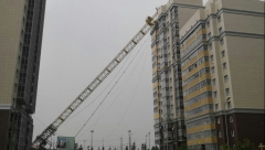 Новости  - Во время грозы в Казани, башенный кран вместе с крановщиком упал на жилой дом.