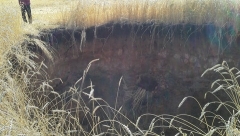 В поле под Буинском обнаружили провал земли в 6 метров