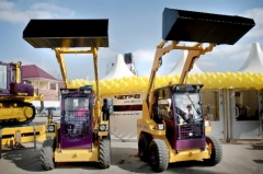 Новости  - На День строителя в Казани спецтехника исполнит «танец маленьких лебедей»