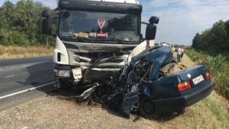 СМИ назвали личности погибших в аварии с фурой в Татарстане