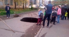 Новости  - В центре казанской улицы провалился асфальт