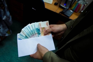 В Казани судебных приставов взяли с поличным при получении взятки в туалете ТЦ