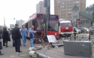 В Казани автобус врезался в столб, пострадало 14 человек: водителя ужалила оса
