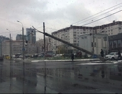 Новости  - В центре Казани на проезжую часть обрушились бетонные столбы