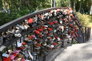 В столице РТ появилась новая «Стена любви» для молодоженов