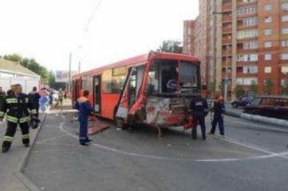 В Казани пассажирский автобус врезался в столб: водитель спасал собаку