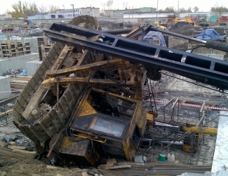 В Казани сваебойная машина упала в котлован, рабочий погиб на месте