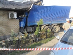 Новости  - КАМАЗ столкнулся с несколькими машинами, сбил насмерть пешехода и влетел в магазин