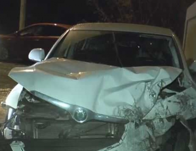 В Казани 10-тонный понтон рухнул на проезжающую иномарку