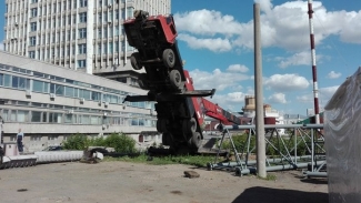 У здания университета в центре Казани опрокинулся строительный кран